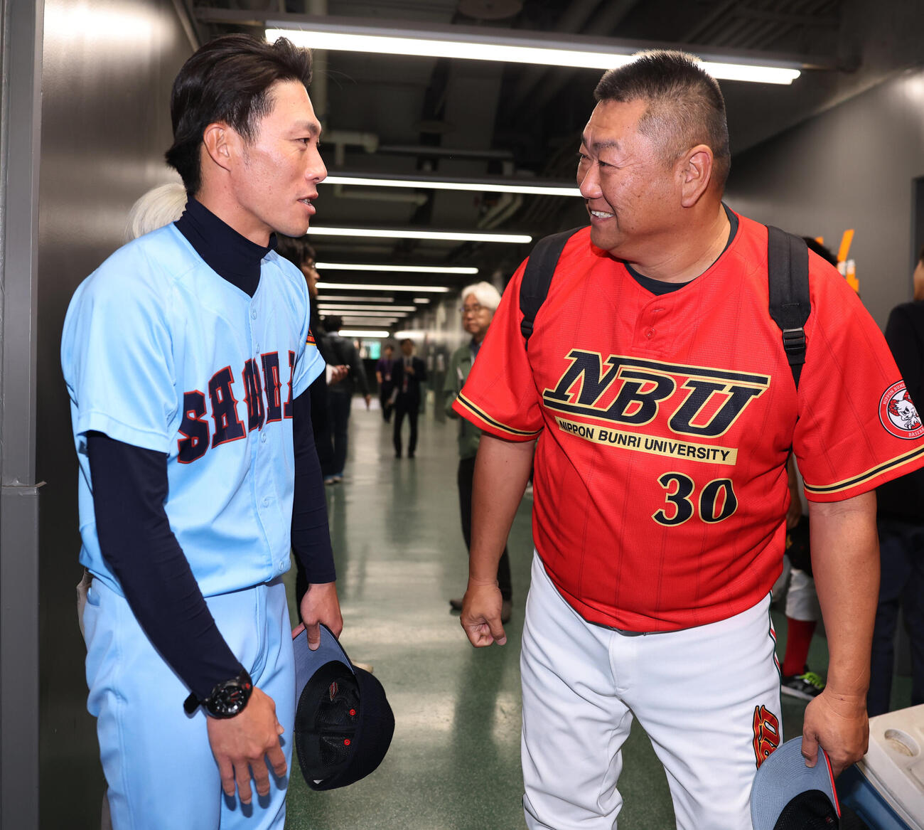 全日本大学野球選手権　日本文理大対横浜商大　試合後にあいさつを交わす横浜商大・野本健二監督（左）と日本文理大・中村壽博監督（撮影・野上伸悟）