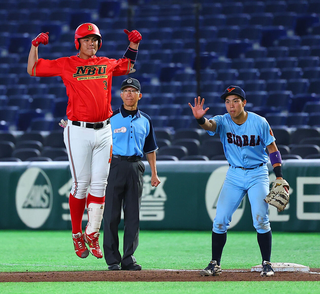 全日本大学野球選手権　日本文理大対横浜商大　6回表日本文理大無死二、三塁、代打で適時安打を放ち喜ぶ上田優吾（撮影・野上伸悟）