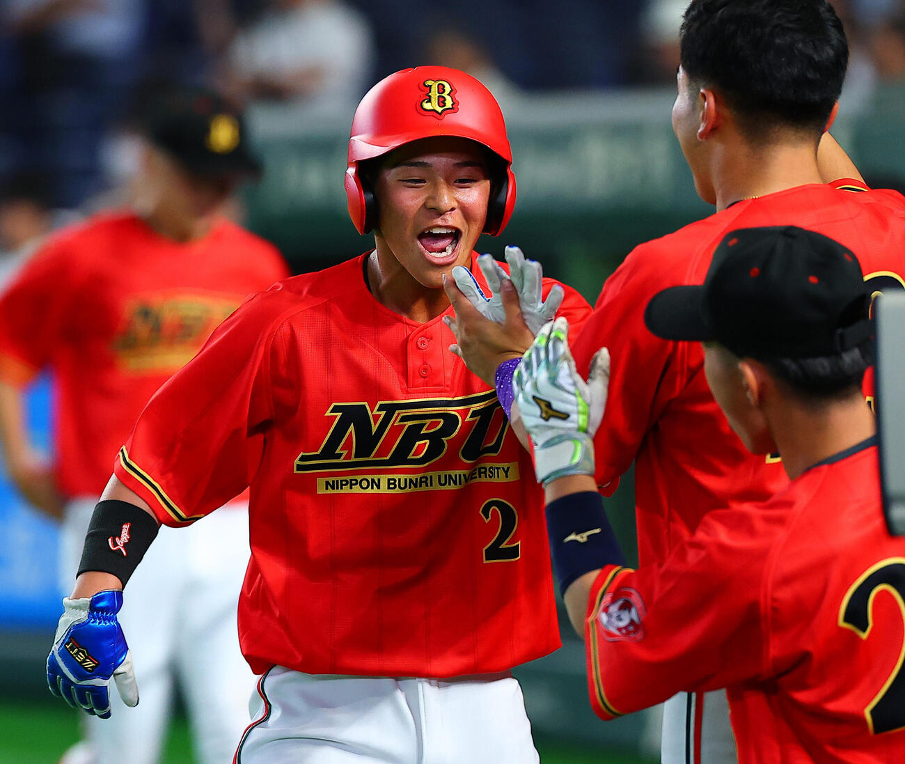 全日本大学野球選手権　日本文理大対横浜商大　6回裏日本文理大無死二、三塁、上田優吾の適時安打を放つ生還し喜ぶ天本陽晴（撮影・野上伸悟）