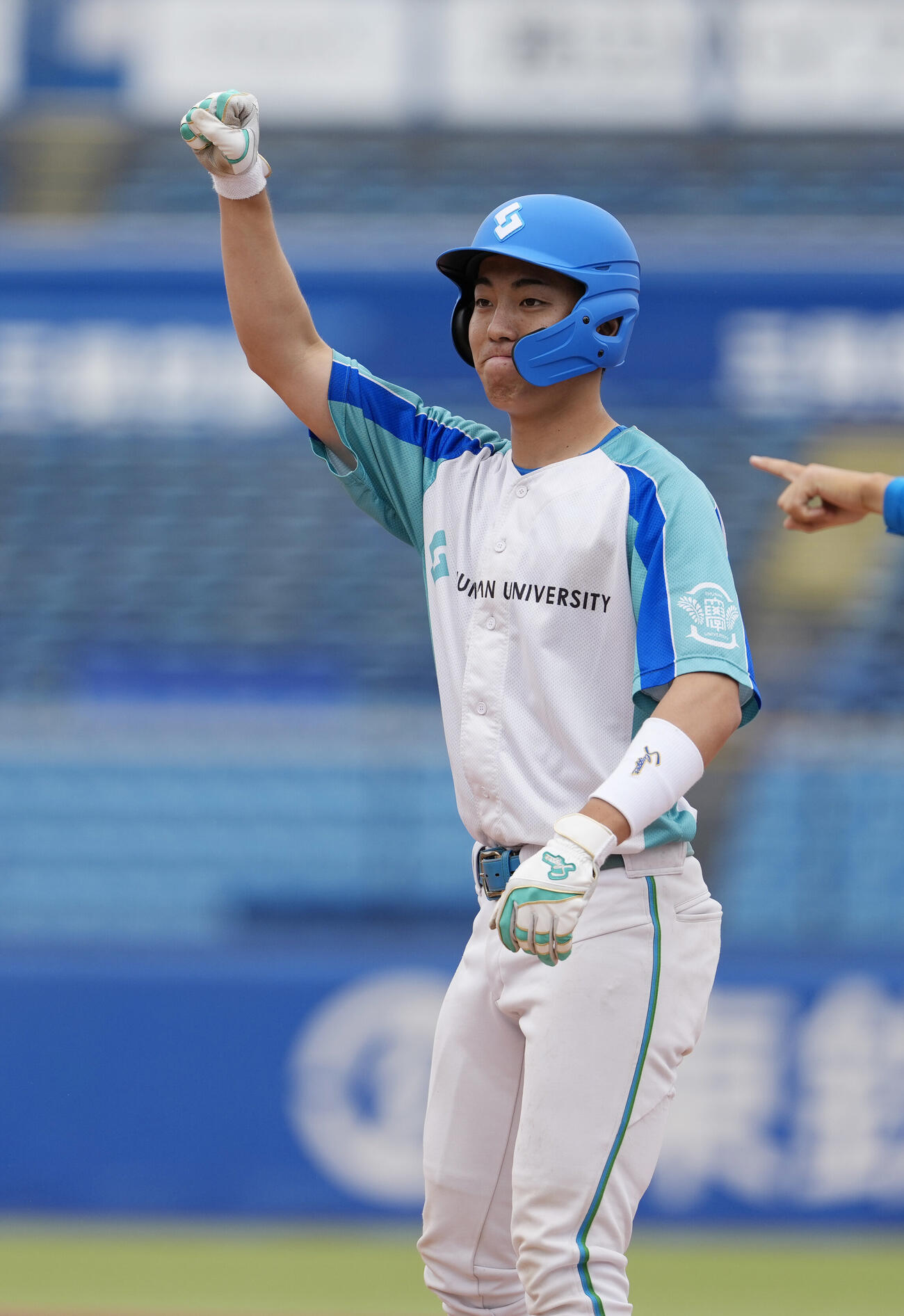 全日本大学野球選手権大会　奈良学園大対周南公立大　1回裏周南公立大1死満塁、左前適時打を放ちガッツポーズをする重本龍之介（撮影・小島史椰）