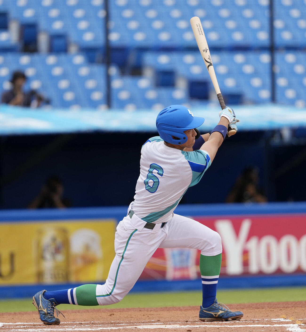 全日本大学野球選手権大会　奈良学園大対周南公立大　1回裏周南公立大無死、中越え三塁打を放つ岩崎詩右（撮影・小島史椰）