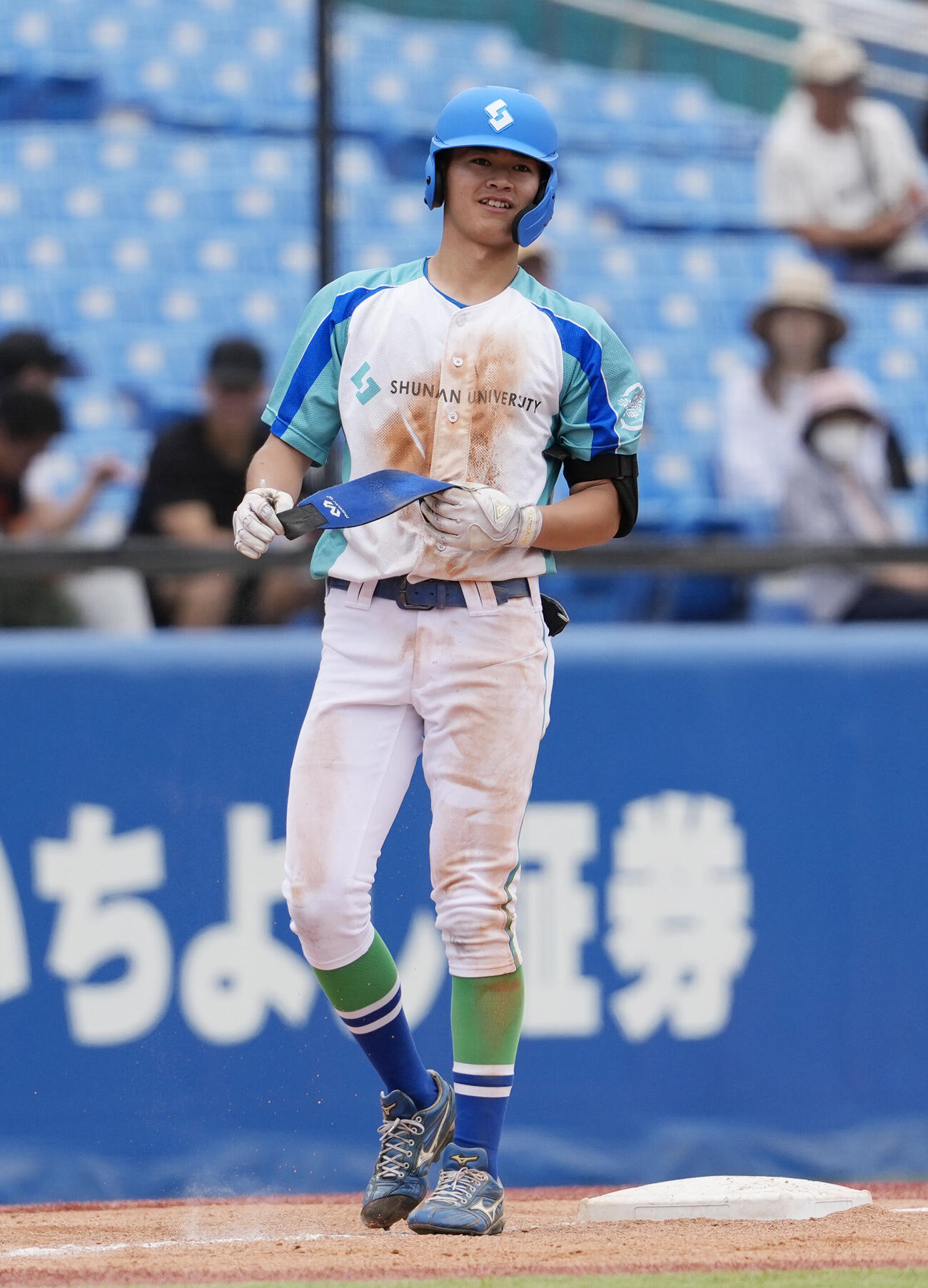 全日本大学野球選手権大会　奈良学園大対周南公立大　4回裏周南公立大1死一、二塁、2点適時三塁打を放ち笑顔を見せる原健太（撮影・小島史椰）