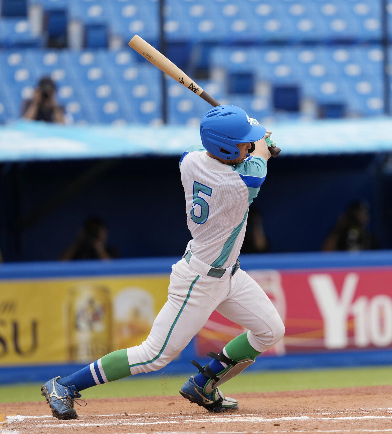 全日本大学野球選手権大会　奈良学園大対周南公立大　1回裏周南公立大1死満塁、左前適時打を放つ重本龍之介（撮影・小島史椰）