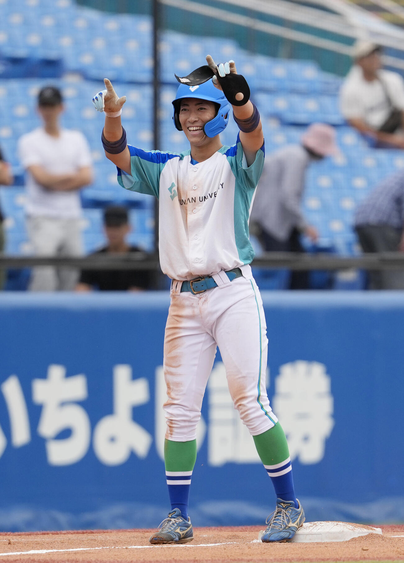 全日本大学野球選手権大会　奈良学園大対周南公立大　1回裏周南公立大無死、中越え三塁打を放ち笑顔を見せる岩崎詩右（撮影・小島史椰）