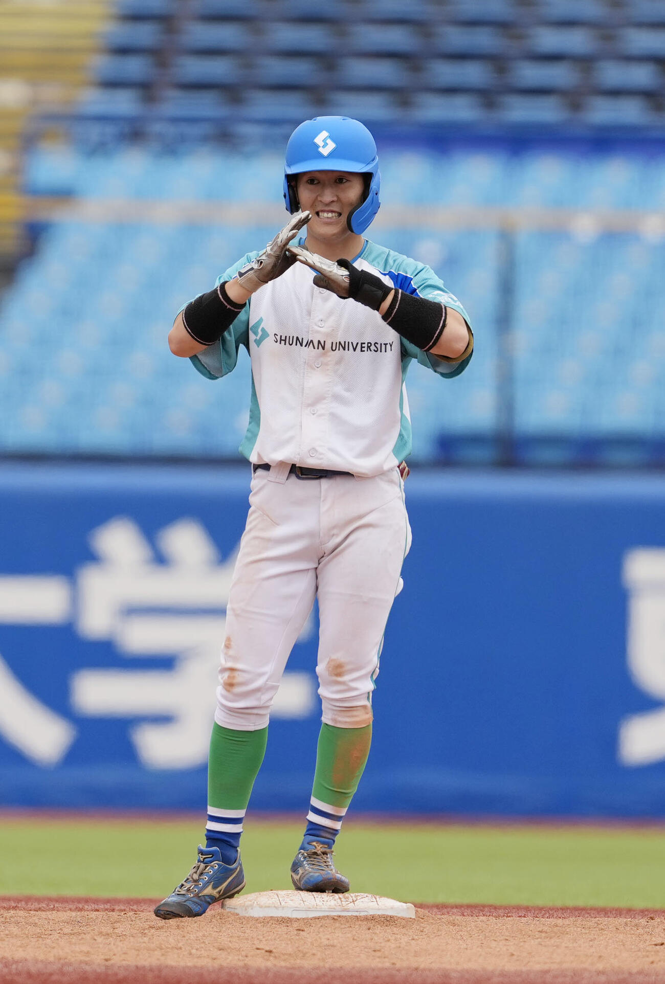 全日本大学野球選手権大会　奈良学園大対周南公立大　3回裏周南公立大2死三塁、適時二塁打を放ちポーズする明賀風太（撮影・小島史椰）