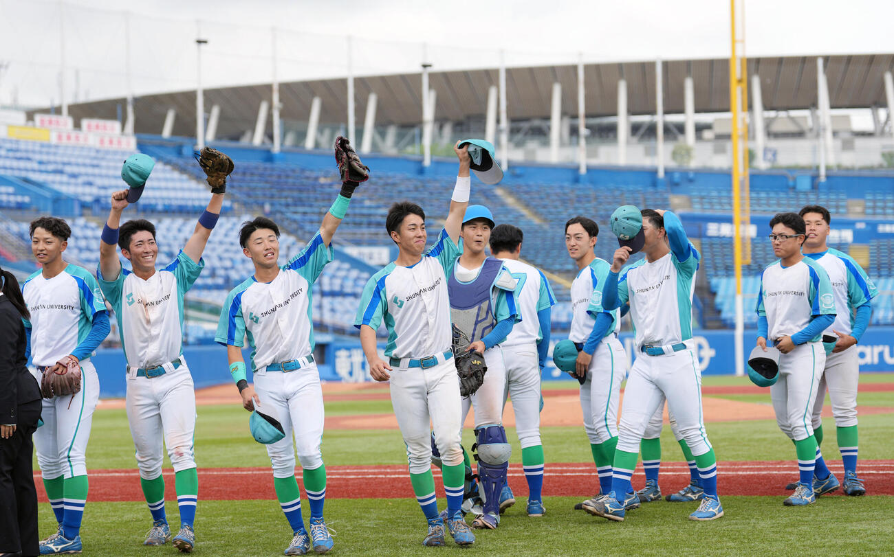 全日本大学野球選手権大会　奈良学園大対周南公立大　奈良学園大に勝利しスタンドに笑顔を見せる周南公立大の選手たち（撮影・小島史椰）