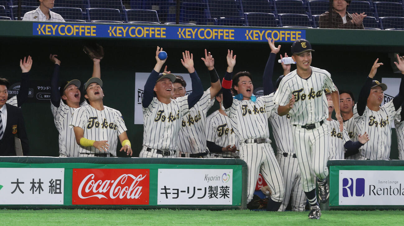 中京大対東海大九州キャンパス　5回裏東海大九州キャンパス2死三塁、吉行遙希の適時打に喜ぶ東海大九州キャンパスナイン（撮影・柴田隆二）