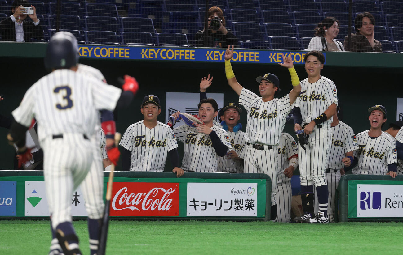 中京大対東海大九州キャンパス　3回裏東海大九州キャンパス無死、假屋哲新は本塁打を放ちナインの出迎えを受ける（撮影・柴田隆二）