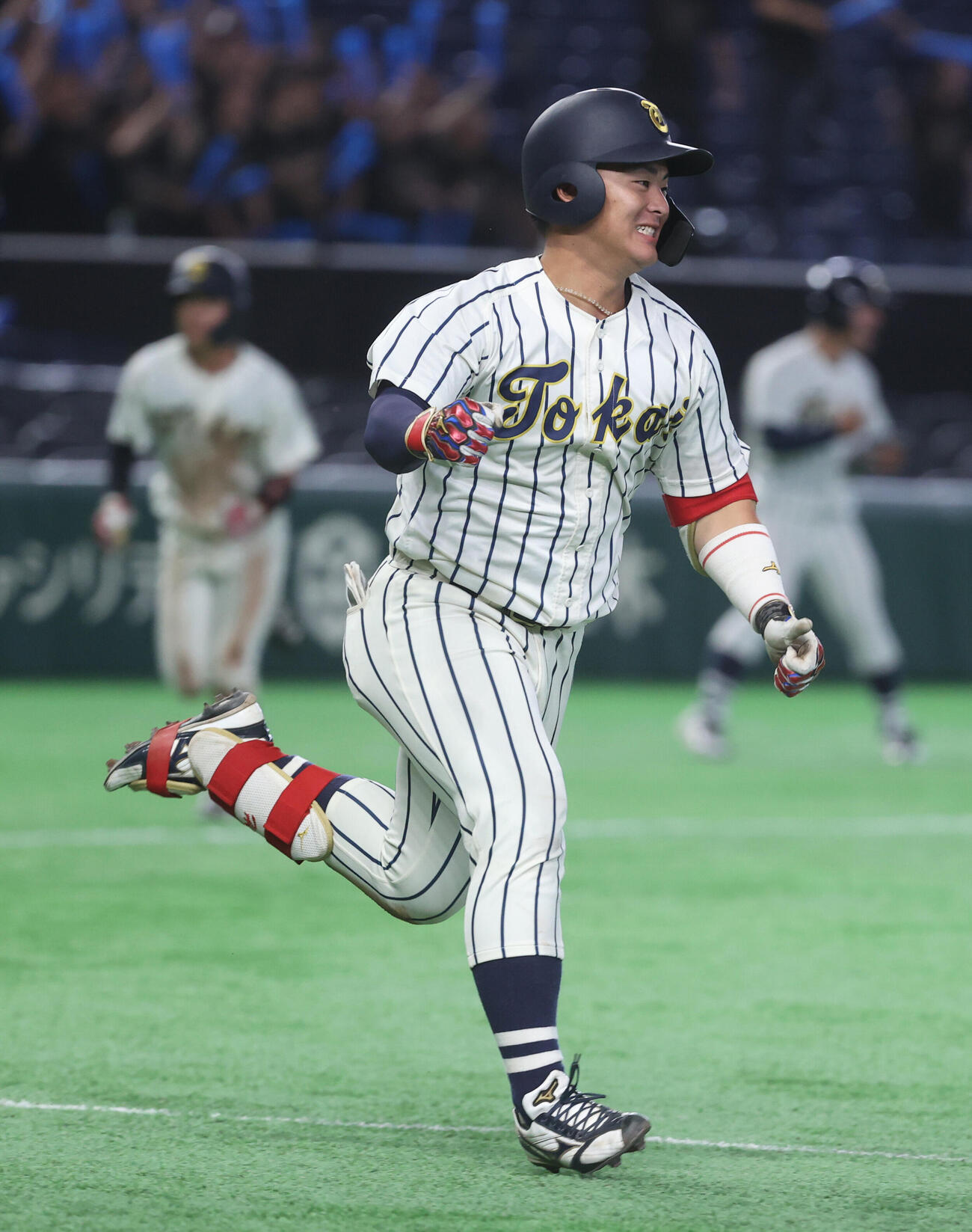 中京大対東海大九州キャンパス　5回裏東海大九州キャンパス2死三塁、吉行遙希は適時打を放ち一塁に向かう（撮影・柴田隆二）