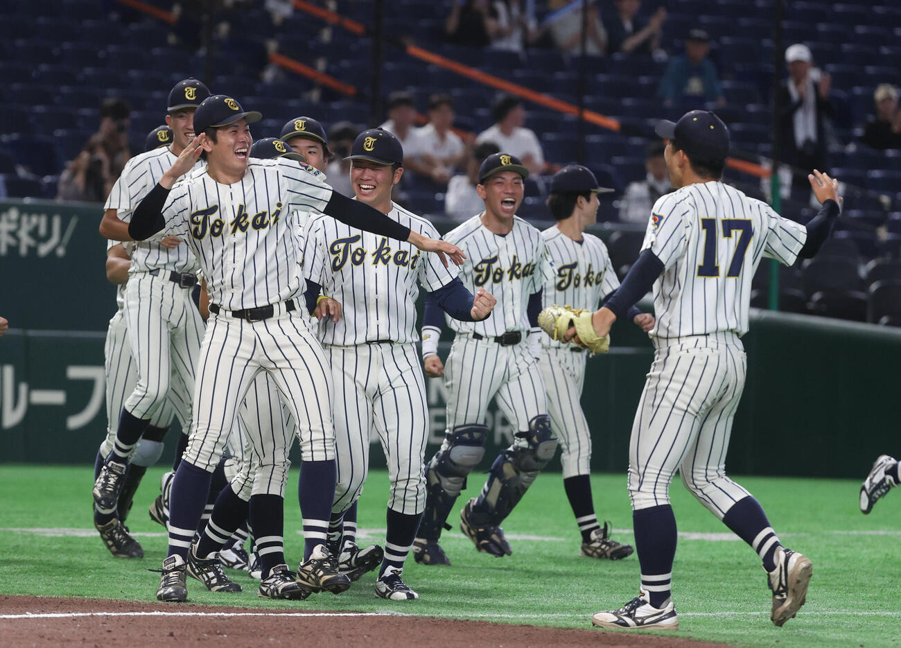 中京大対東海大九州キャンパス　勝利して喜ぶ東海大九州キャンパスナイン（撮影・柴田隆二）