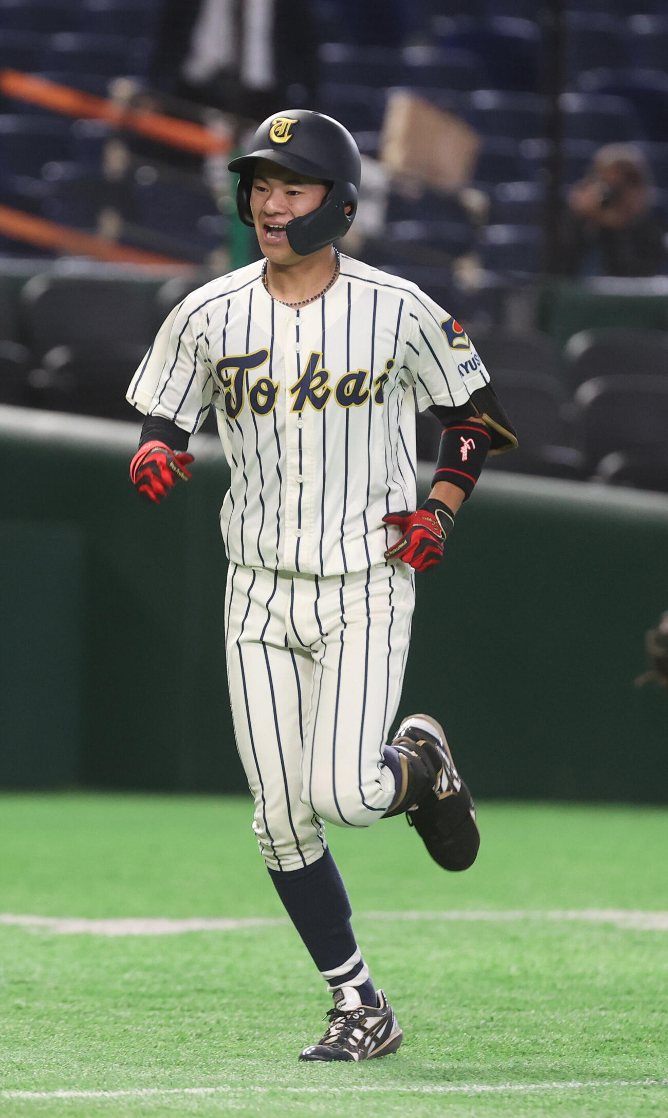 中京大対東海大九州キャンパス　3回裏東海大九州キャンパス無死、假屋哲新は本塁打を放ち生還する（撮影・柴田隆二
