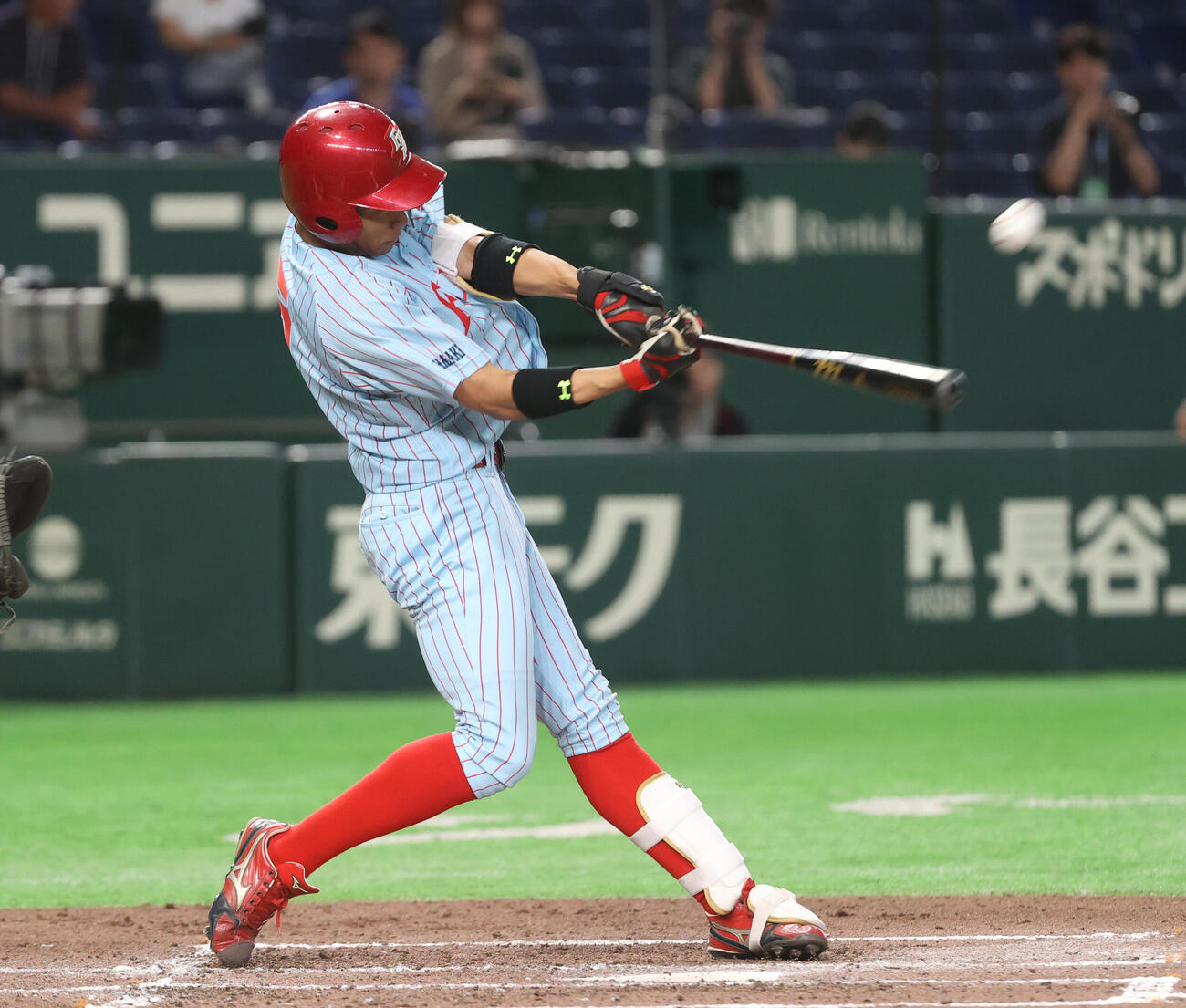富士大対松山大　4回表富士大無死、ウメビンユオ・チネード優は本塁打を放つ（撮影・柴田隆二）