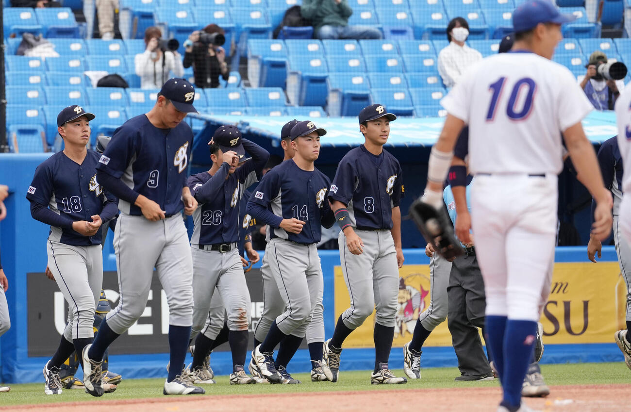 全日本大学野球選手権大会　函館大対上武大　函館大に敗れガックリする上武大の選手たち（撮影・小島史椰）＝2026年6月9日