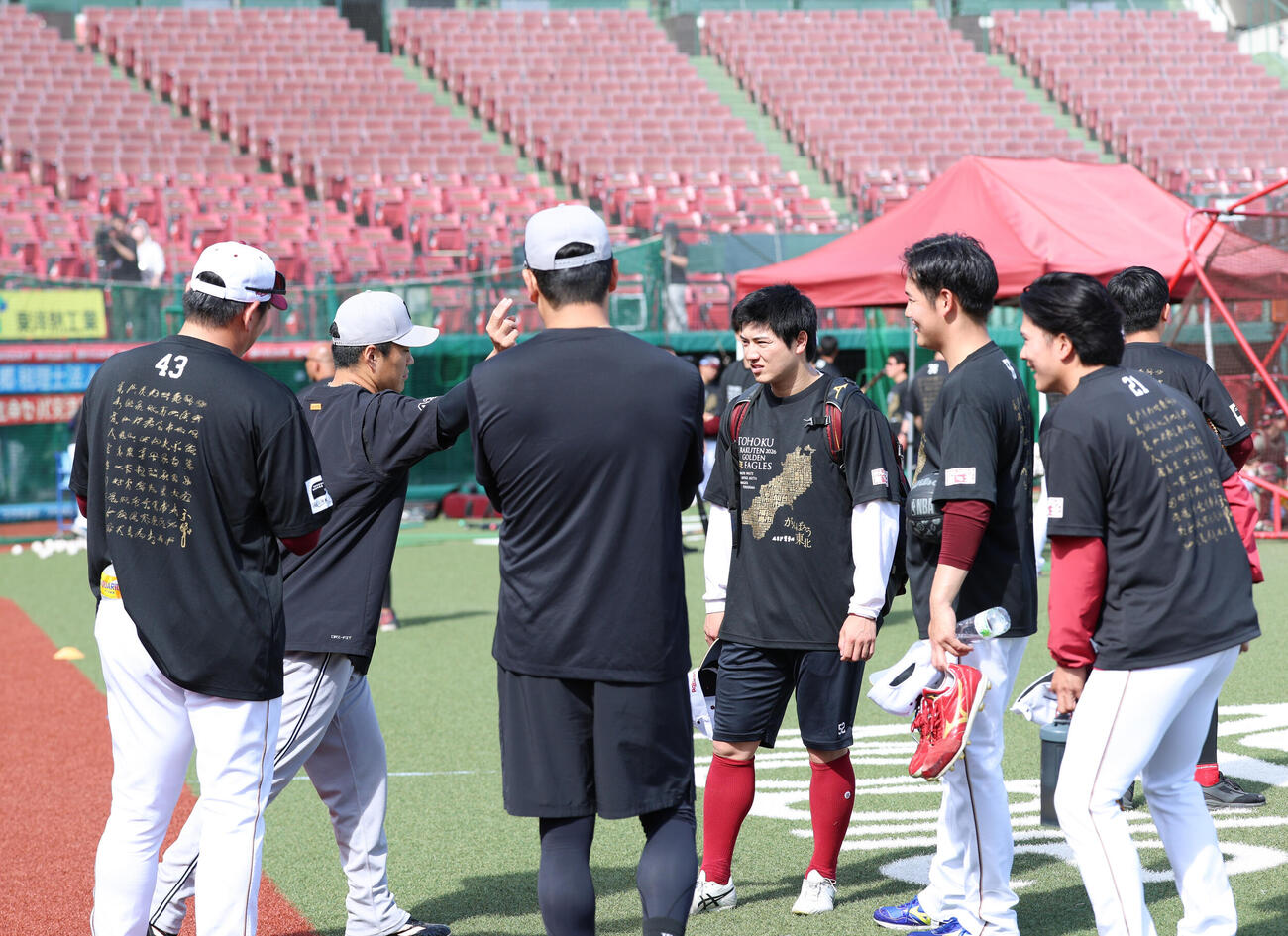 楽天対巨人　元チームメイトと談笑する巨人田中将大（左から3人目）と則本昂大（左から2人目）（撮影・増田悦実）