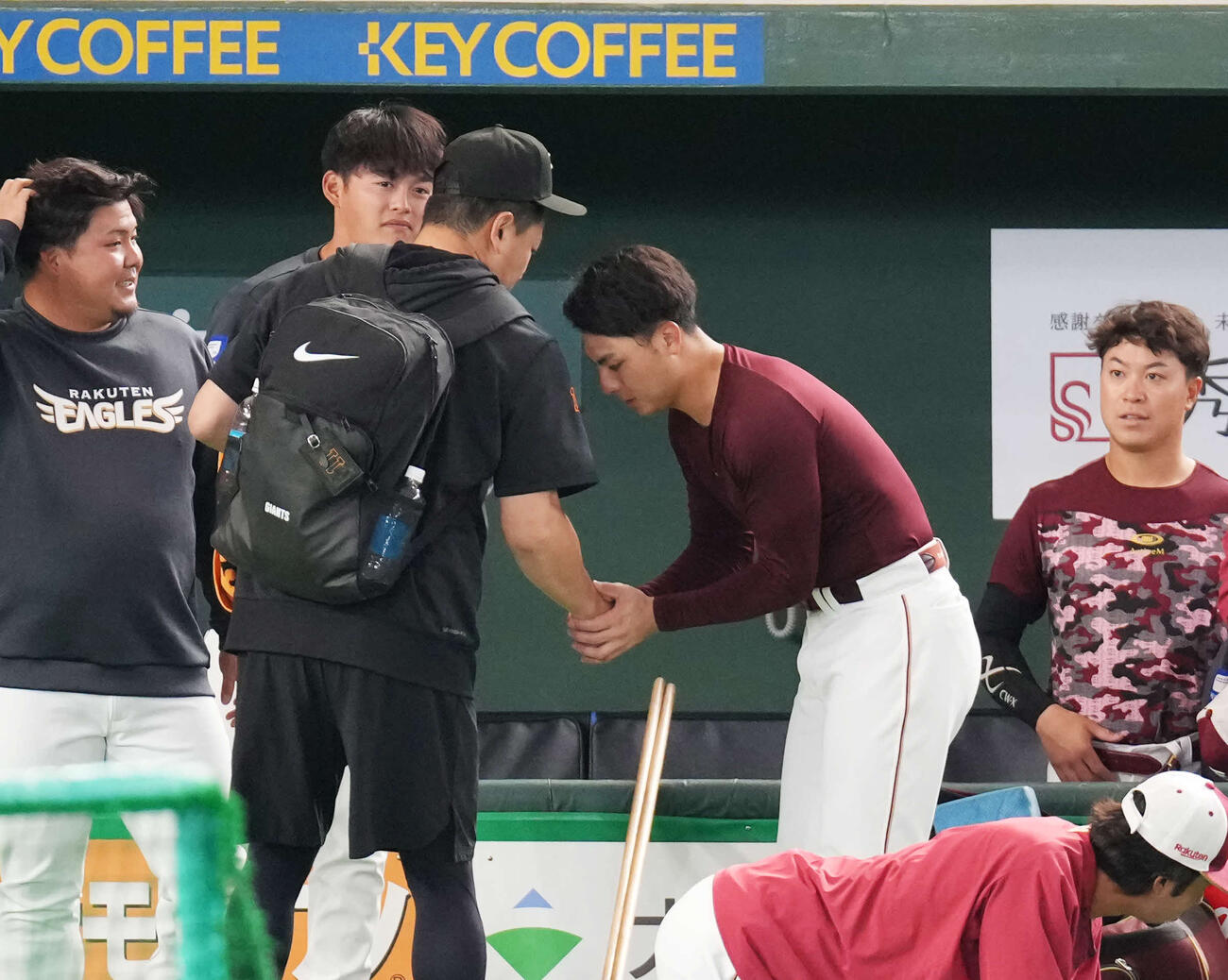 3月、楽天村林と握手する田中将大