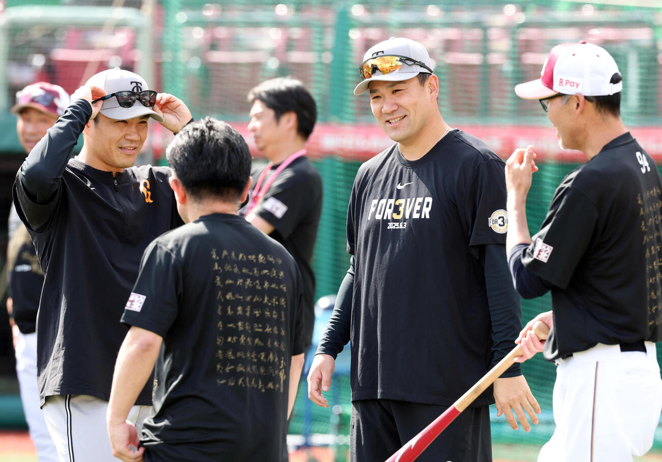 楽天対巨人　試合前、古巣楽天のスタッフらに笑顔であいさつする巨人則本昂大と田中将大（撮影・浅見桂子）