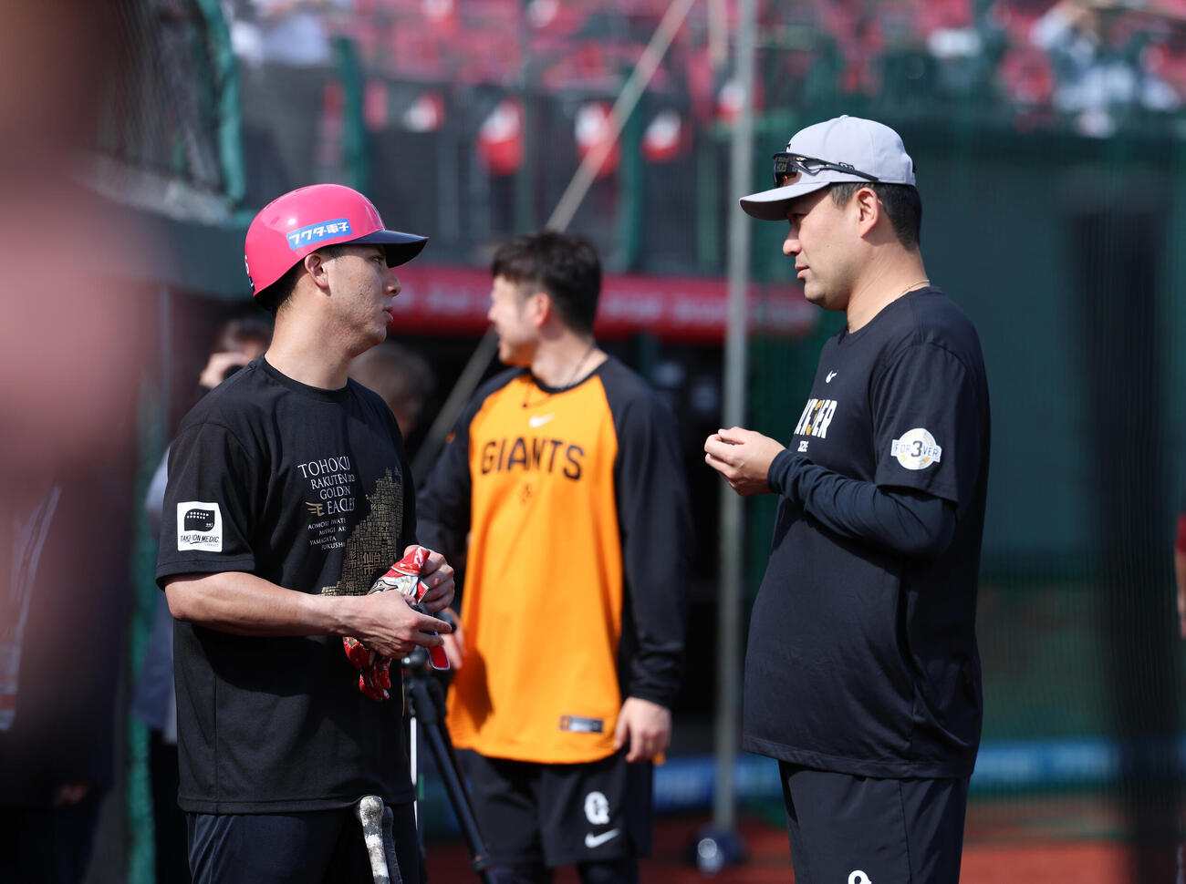 楽天対巨人　元チームメイトの村林一輝（左）と談笑する巨人田中将大（撮影・増田悦実）