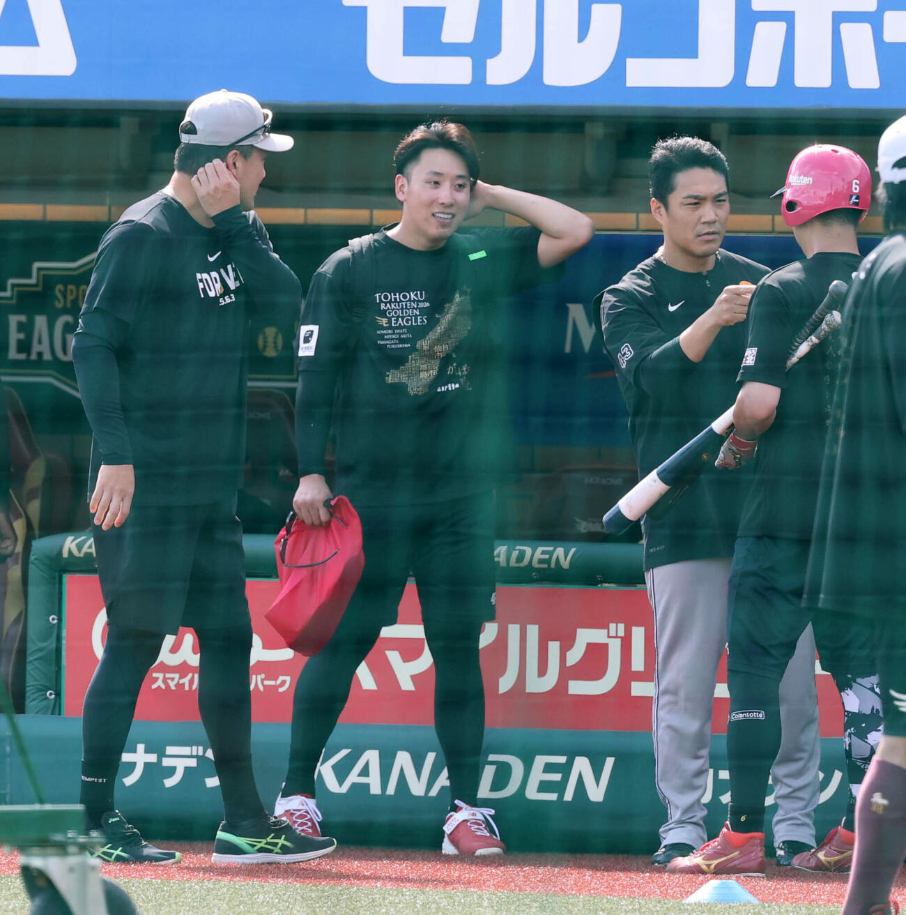 楽天対巨人　試合前、古巣楽天の藤平尚真、村林一輝と笑顔で話す巨人と田中将大と則本昂大（撮影・浅見桂子）