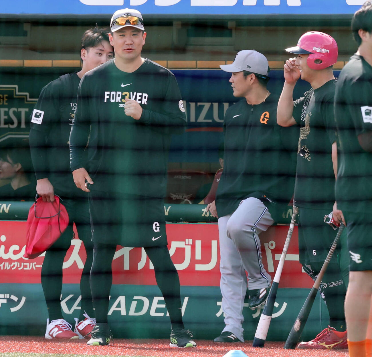 楽天対巨人　試合前、古巣楽天の藤平尚真、村林一輝と笑顔で話す巨人と田中将大と則本昂大（撮影・浅見桂子）