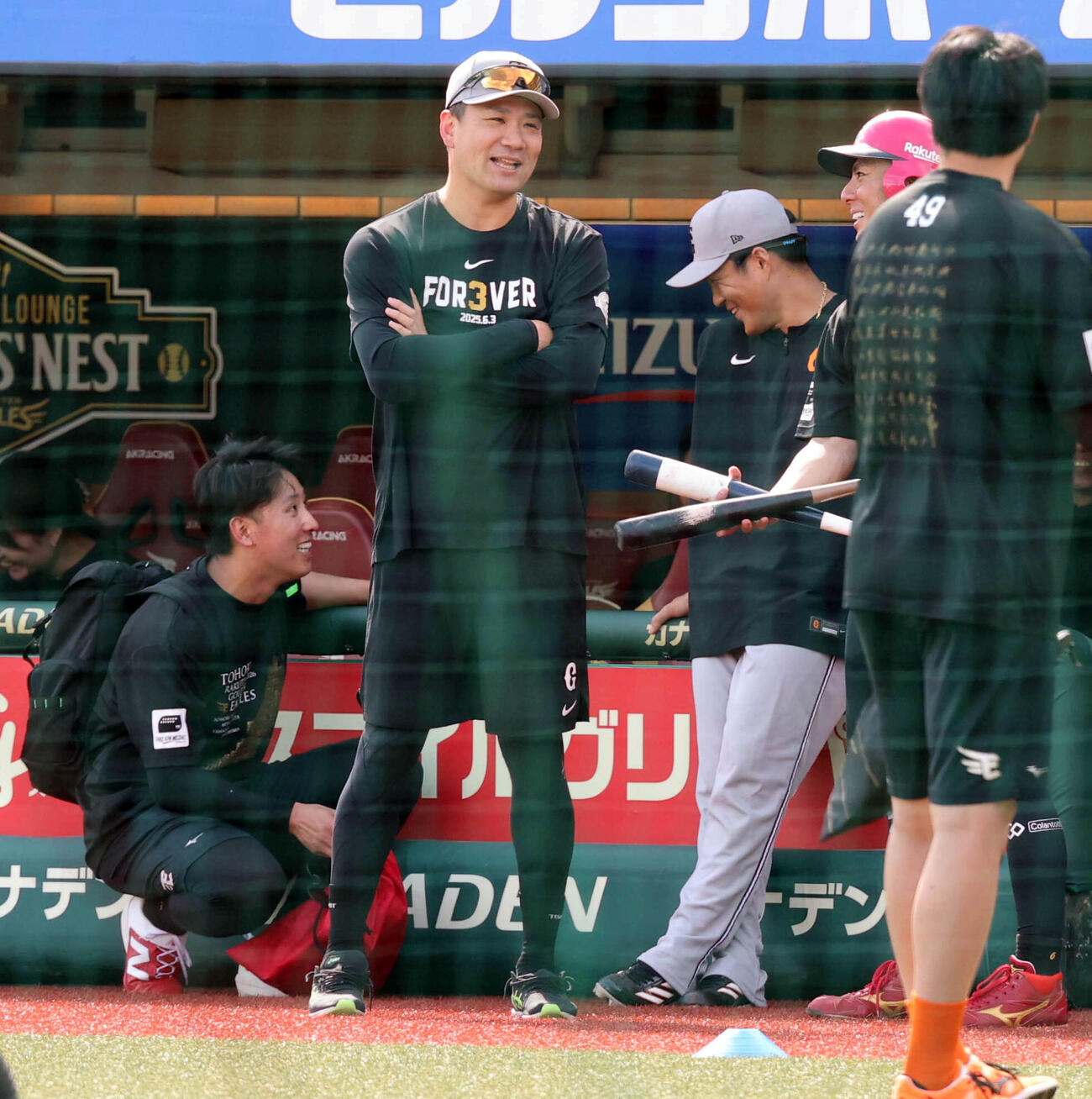 楽天対巨人　試合前、古巣楽天の藤平尚真、村林一輝と笑顔で話す巨人と田中将大と則本昂大（撮影・浅見桂子）