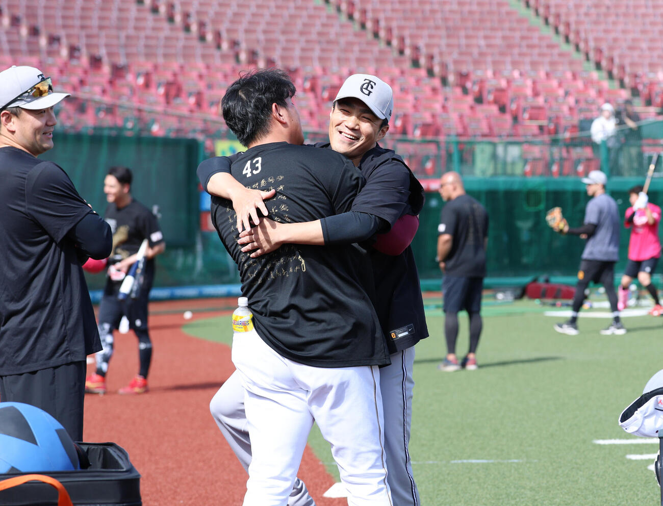 楽天対巨人　元チームメイトの宋家豪（左）に抱きつく巨人則本昂大（撮影・増田悦実）