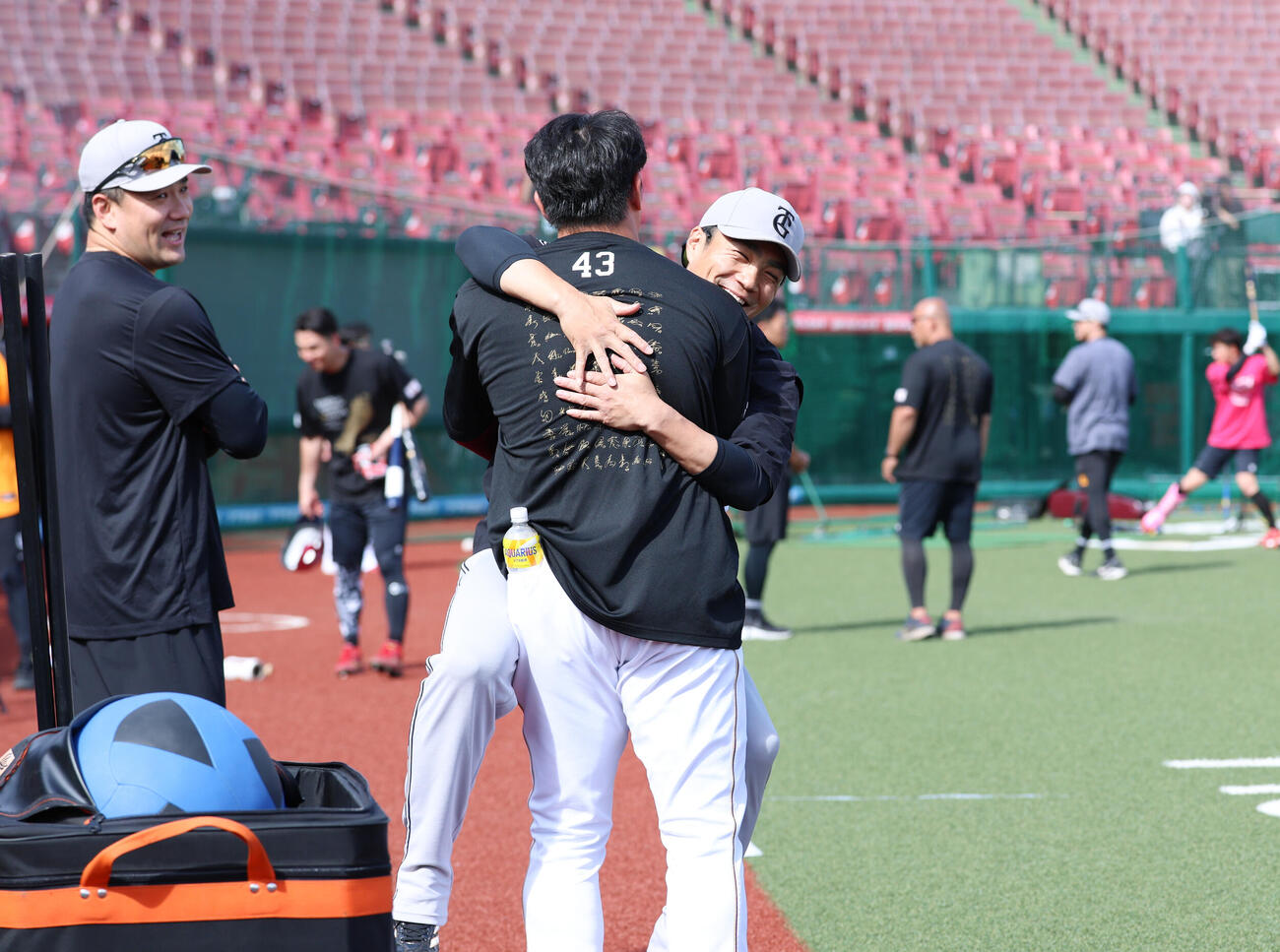 楽天対巨人　元チームメイトの宋家豪（左）に抱きつく巨人則本昂大（撮影・増田悦実）