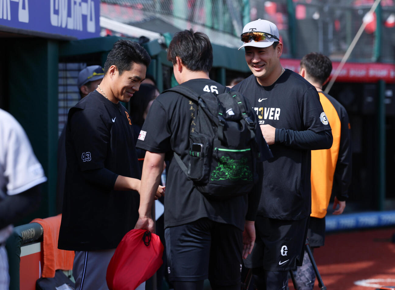 楽天対巨人　元チームメイトの藤平尚真（中央）と談笑する巨人田中将大（右）と則本昂大（撮影・増田悦実）