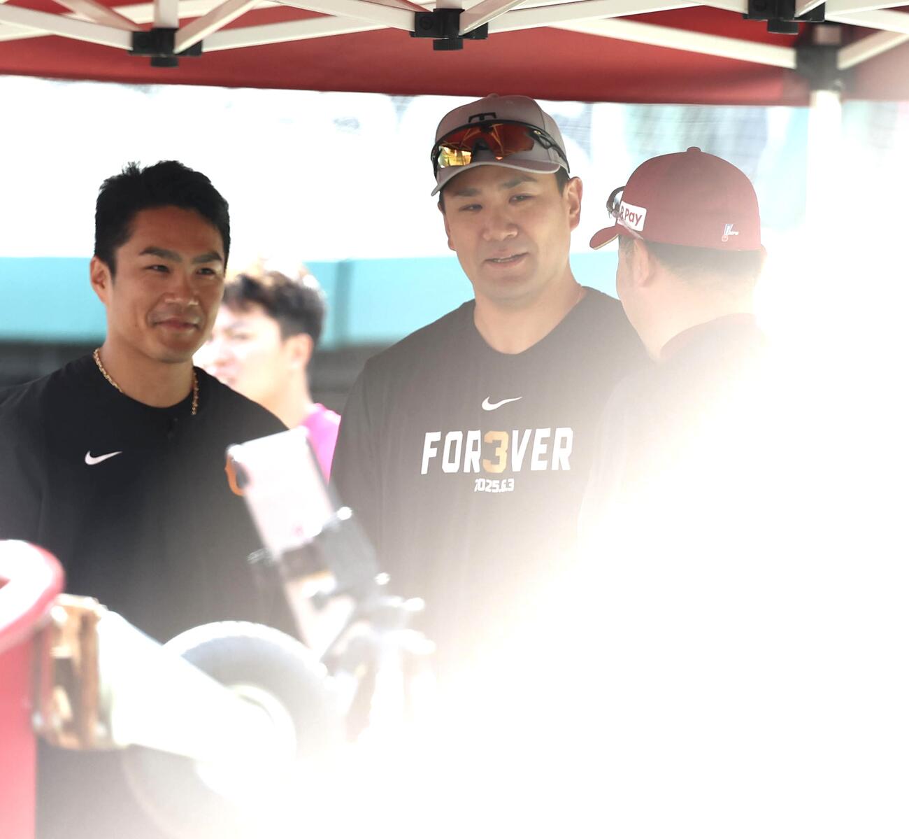 楽天対巨人　試合前、楽天三木肇監督にあいさつする巨人則本昂大と田中将大(撮影・浅見桂子)