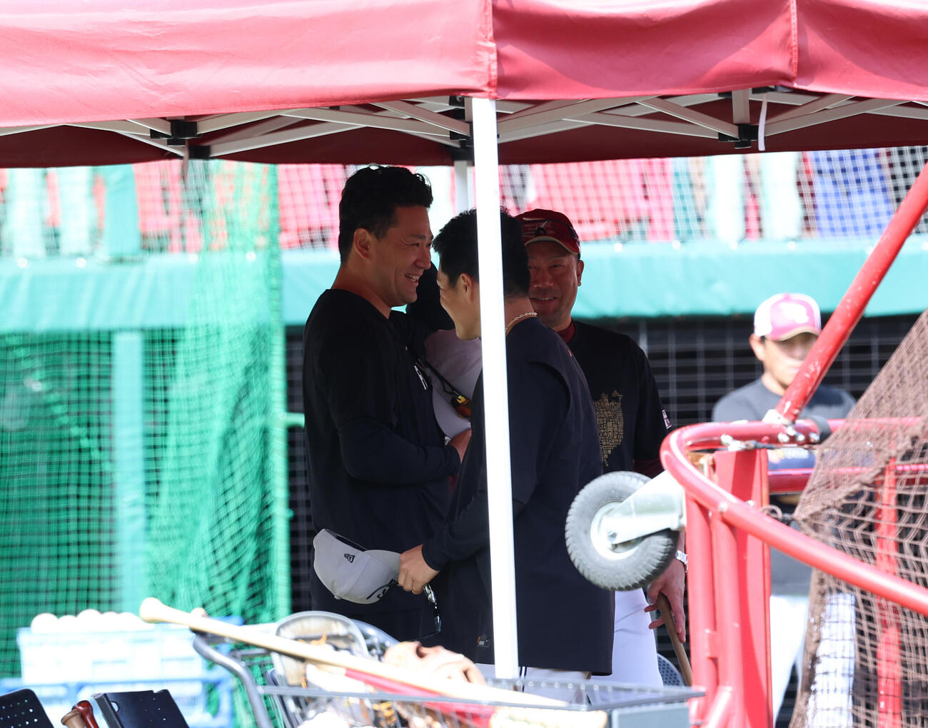 楽天対巨人　古巣の楽天三木肇監督（右）と談笑する巨人田中将大（左）と則本昂大（撮影・増田悦実）