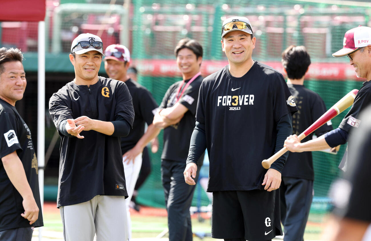 楽天対巨人　試合前、古巣楽天のスタッフらに笑顔であいさつする巨人則本昂大と田中将大（撮影・浅見桂子）