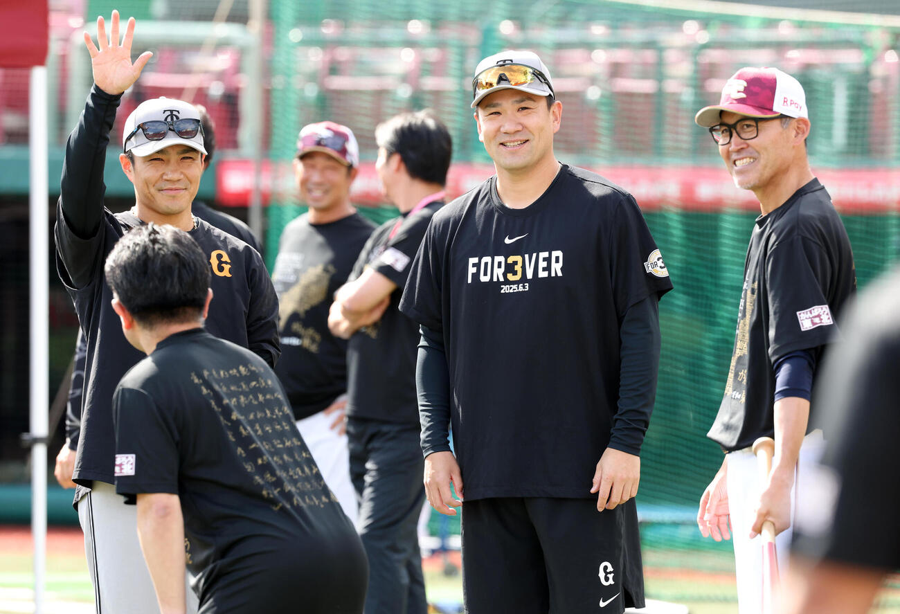 楽天対巨人　試合前、古巣楽天のスタッフらに笑顔であいさつする巨人則本昂大と田中将大（撮影・浅見桂子）