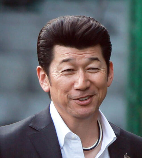 三浦大輔氏、愛馬「リーゼントブルース」に再会　美しい芦毛＆つぶらな瞳に笑顔で２ショット