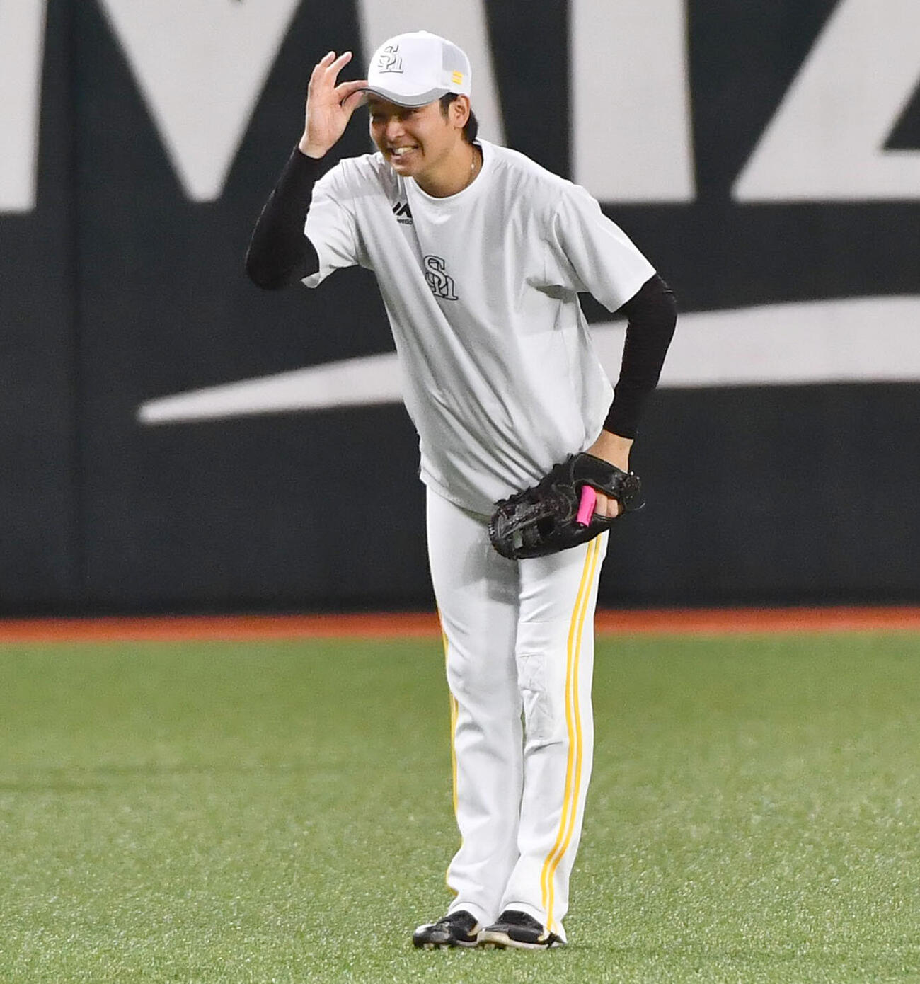 ソフトバンク対阪神　試合前、ノック開始前に一礼するソフトバンク川瀬晃（撮影・岩下翔太）