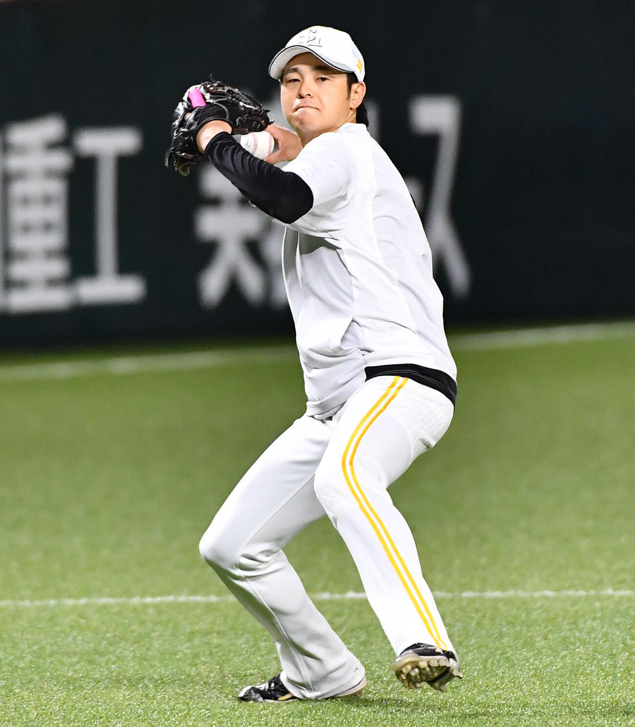 ソフトバンク対阪神　試合前、ノックを受けるソフトバンク川瀬晃（撮影・岩下翔太）