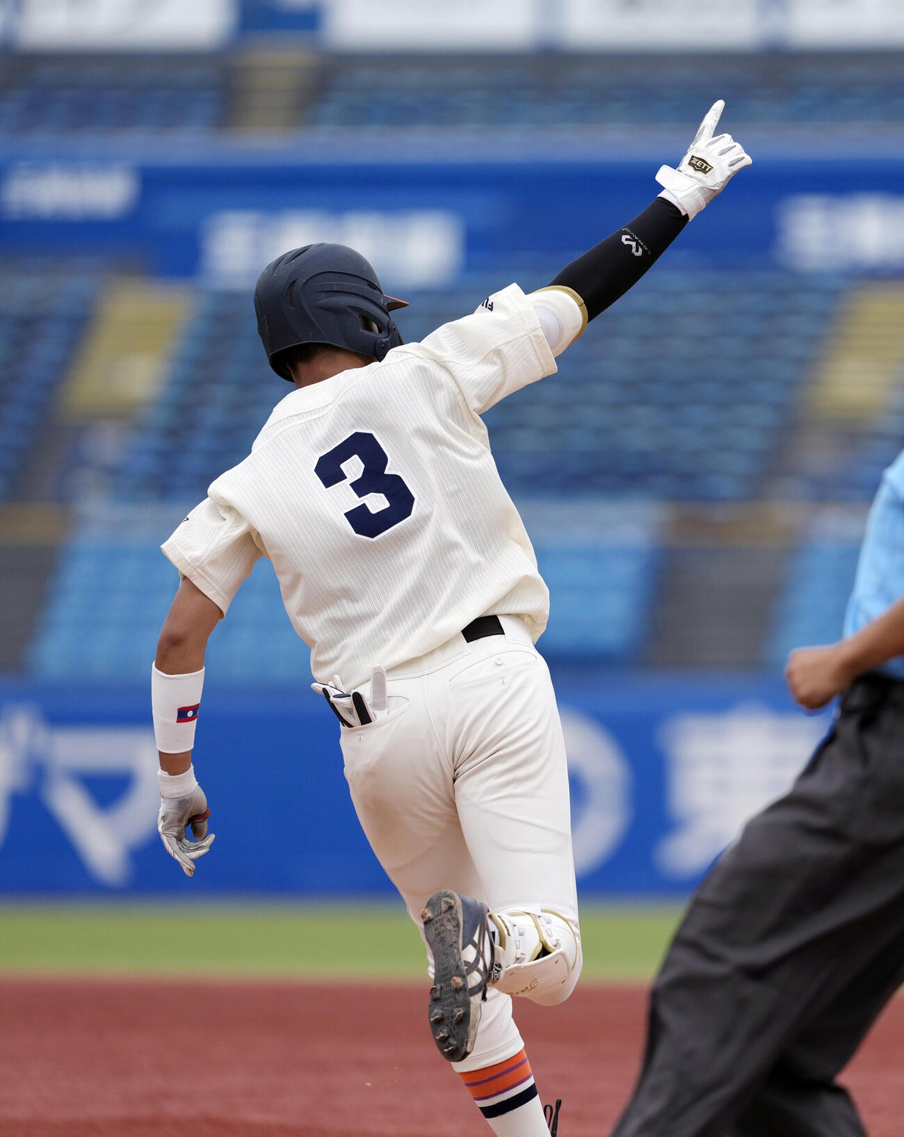 全日本大学野球選手権大会　中部学院大対東北福祉大　1回裏東北福祉大2死、先制ソロ本塁打を放ち一塁を回る辻村大我（撮影・小島史椰）