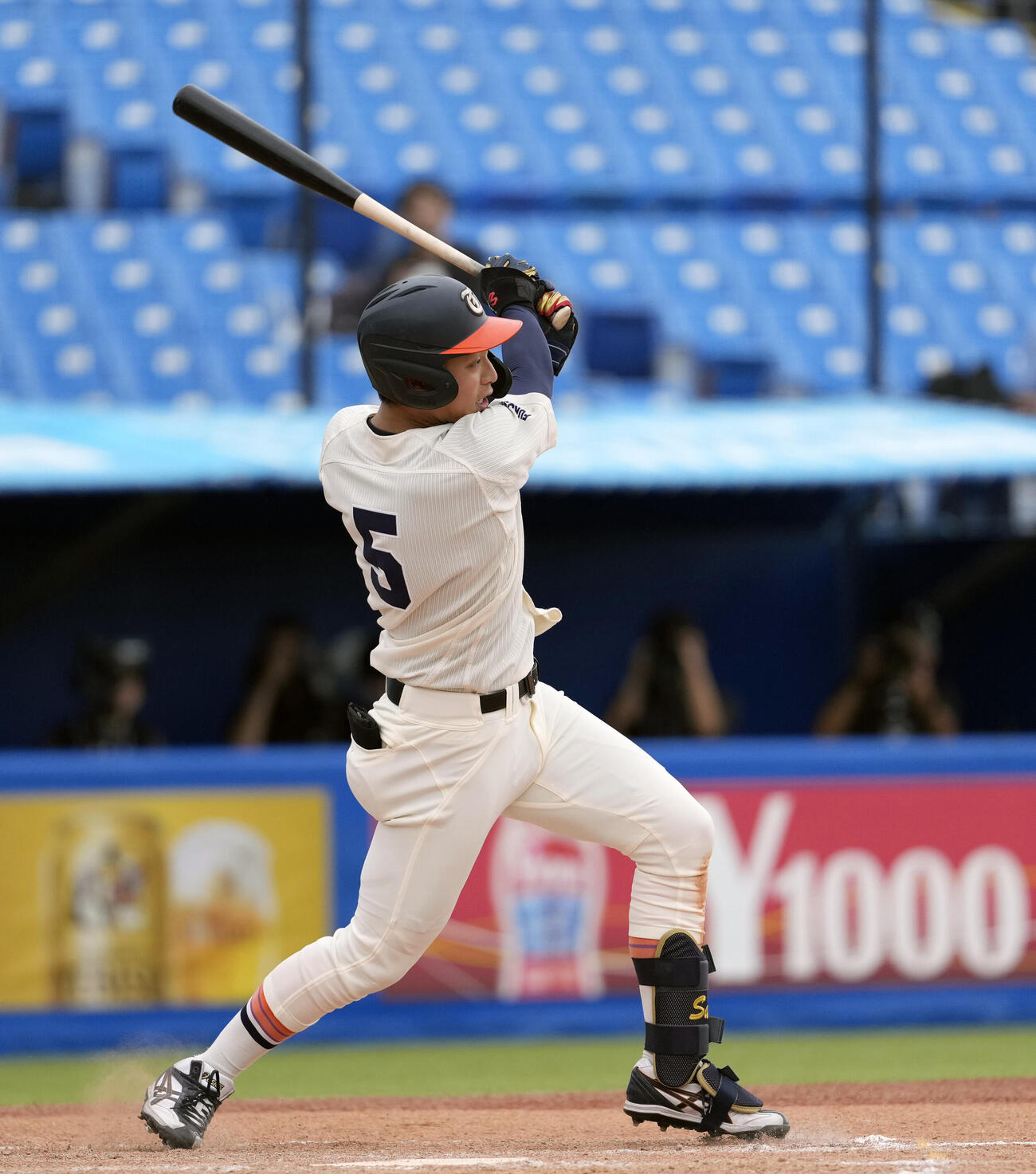 全日本大学野球選手権大会　中部学院大対東北福祉大　4回裏東北福祉大無死、ソロ本塁打を放つ佐藤悠太（撮影・小島史椰）