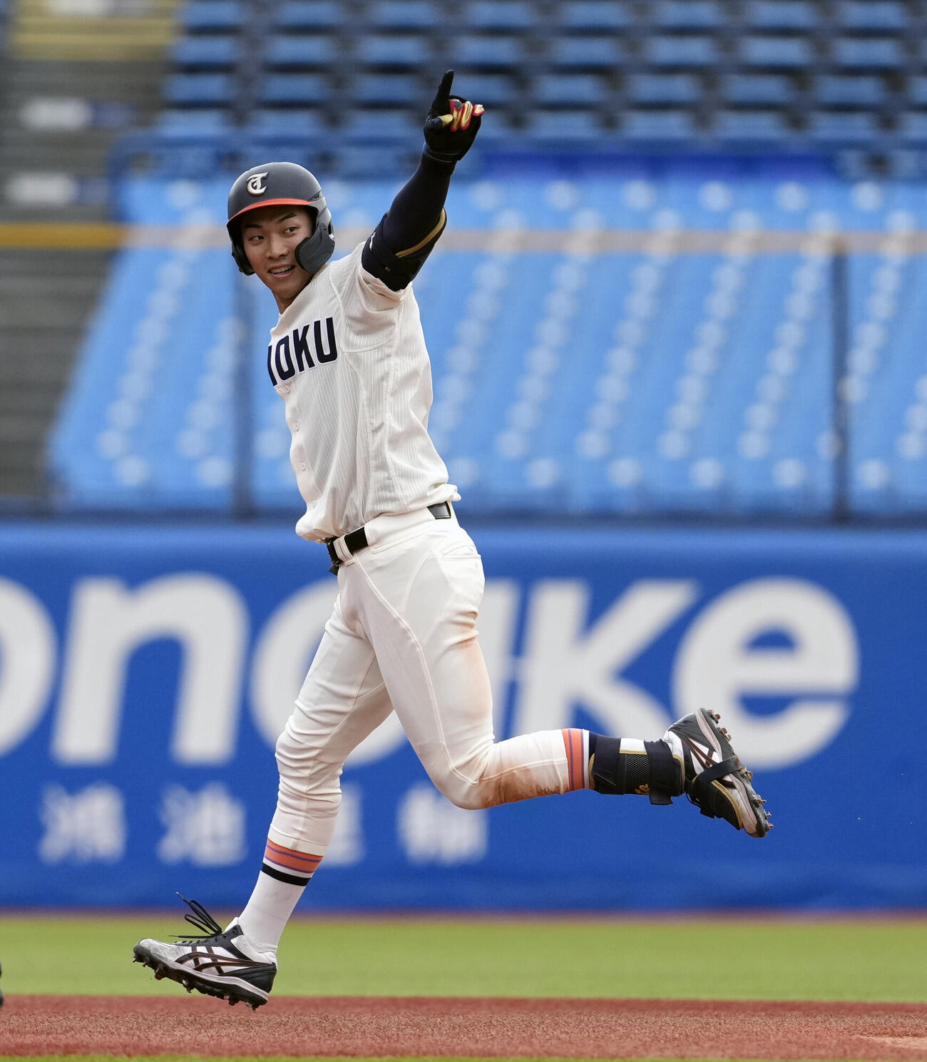 全日本大学野球選手権大会　中部学院大対東北福祉大　4回裏東北福祉大無死、ソロ本塁打を放ち二塁を回る佐藤悠太（撮影・小島史椰）