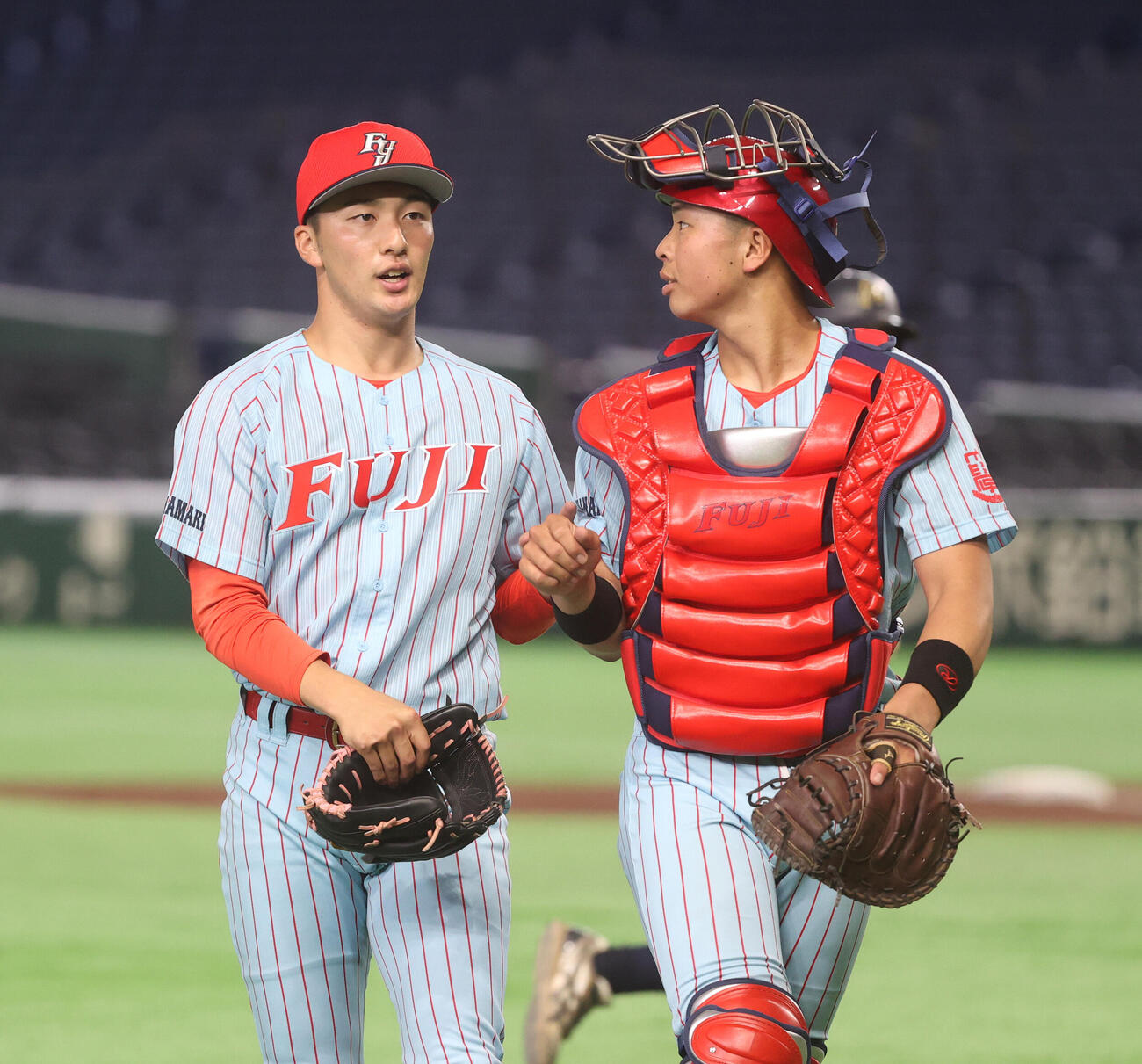 富士大対松山大　2回を終えてベンチに戻る富士大・角田楓斗（左）と梅村団捕手（撮影・柴田隆二）（＝2026年6月9日）　