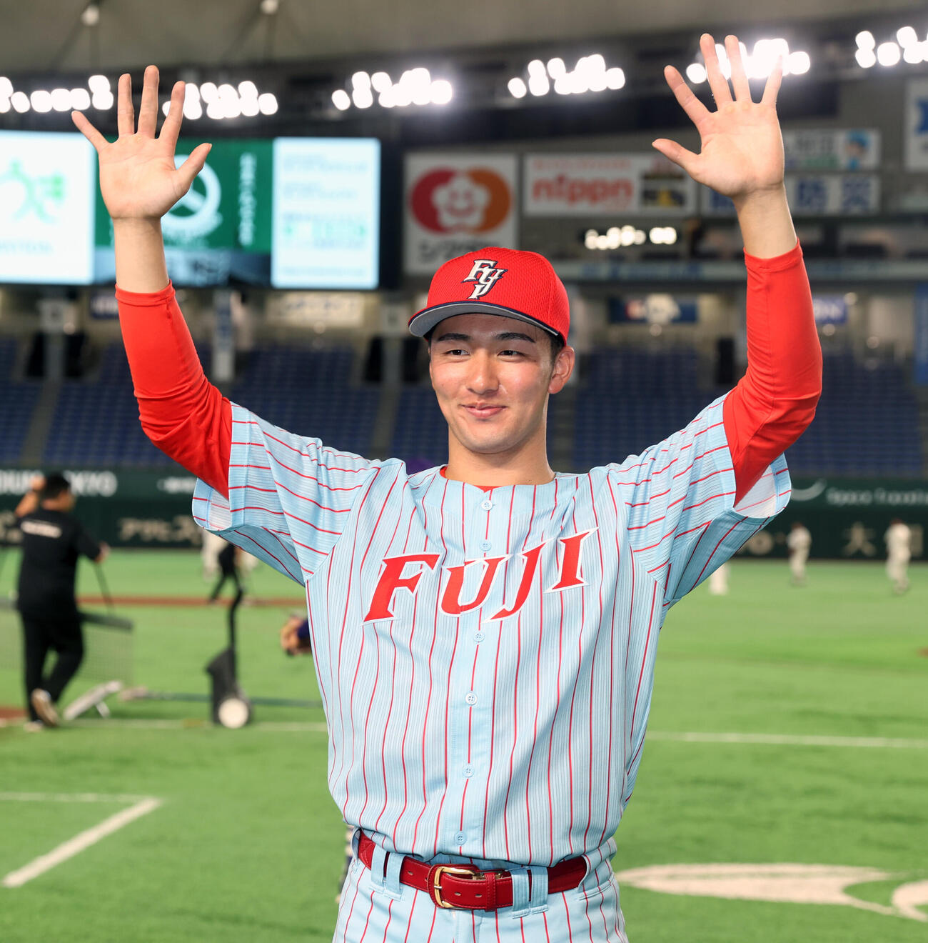 富士大対松山大　勝利投手の富士大・角田楓斗は応援したスタンドに応える（撮影・柴田隆二）（＝2026年6月9日）　