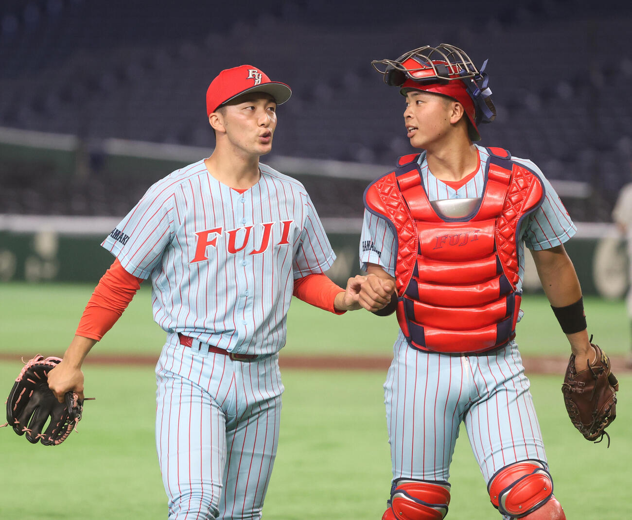 富士大対松山大　2回を終えてベンチに戻る富士大・角田楓斗（左）と梅村団捕手（撮影・柴田隆二）（＝2026年6月9日）　