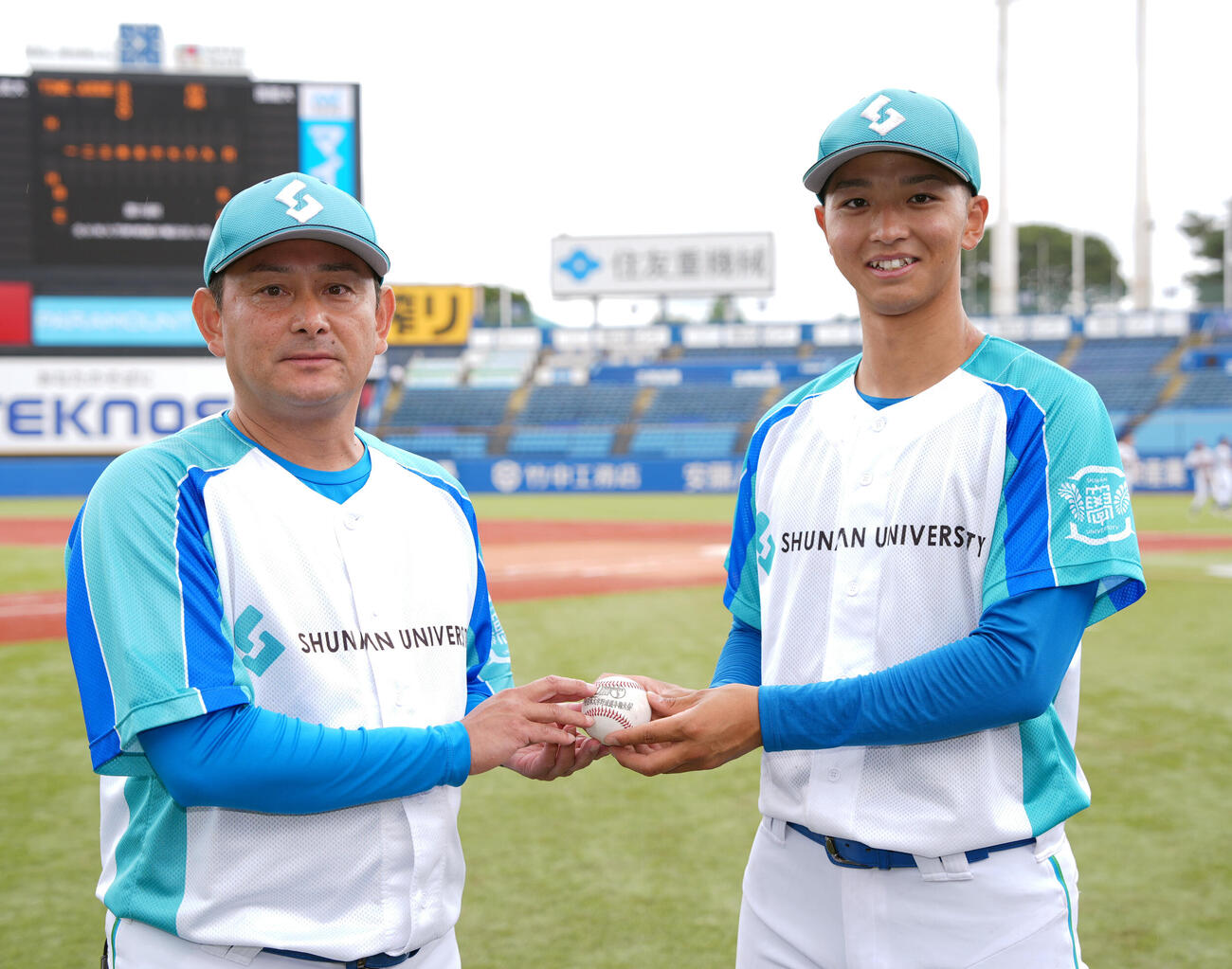全日本大学野球選手権大会　奈良学園大対周南公立大　奈良学園大に勝利し写真に納まる周南公立大・中村光宏監督（左）と早川彰太郎（撮影・小島史椰）