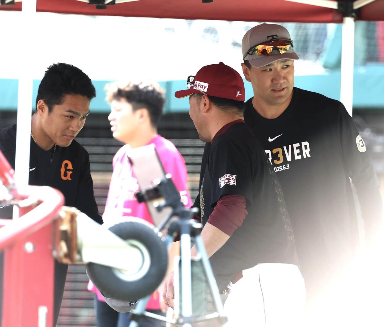 楽天対巨人　試合前、楽天三木肇監督にあいさつする巨人則本昂大と田中将大(撮影・浅見桂子)