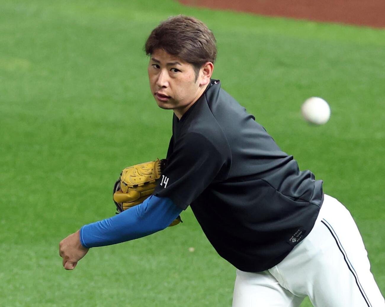 日本ハム対DeNA　キャッチボールする加藤貴之（撮影・黒川智章）