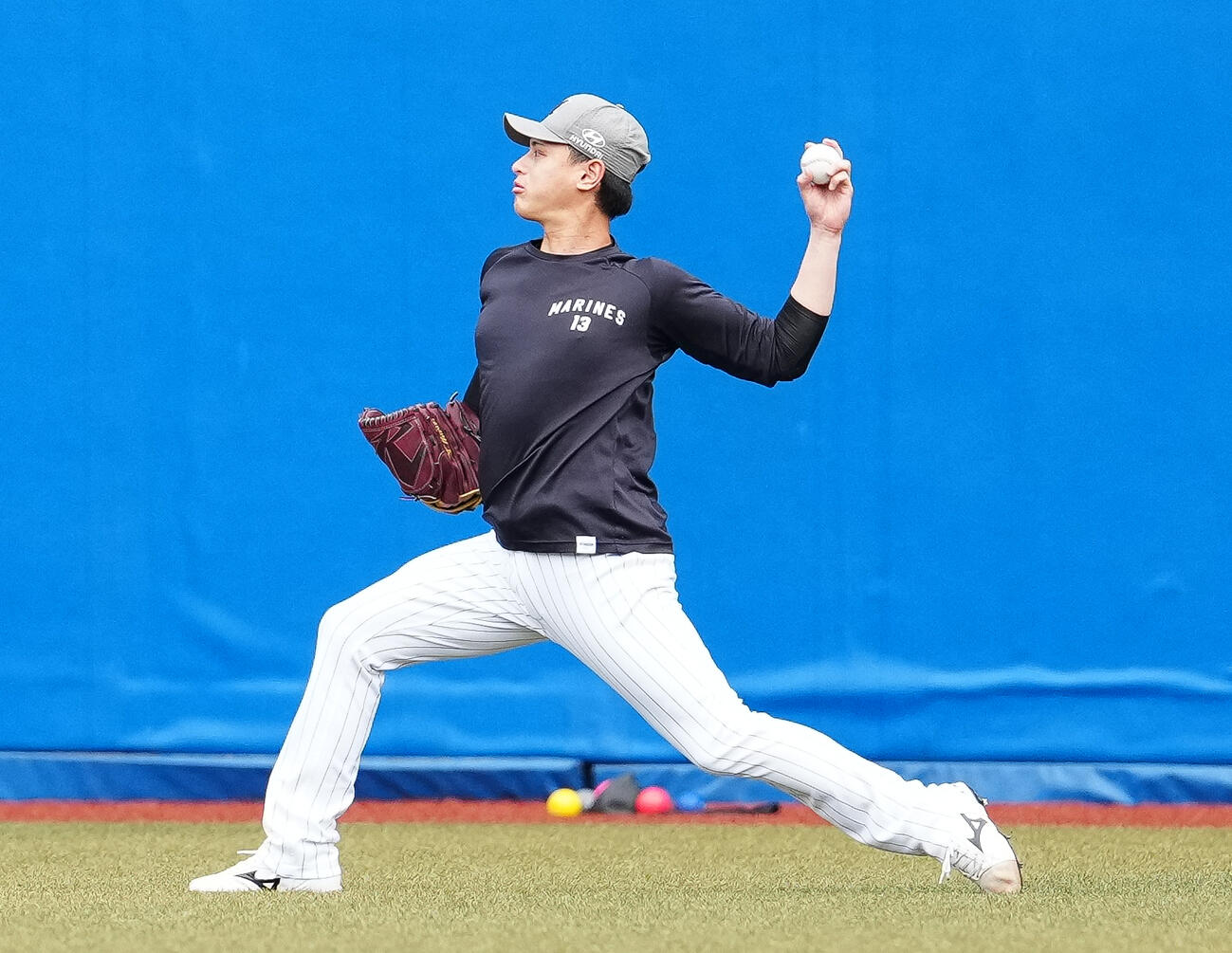 ロッテ対中日　試合前練習でキャッチボールするロッテ毛利海大（撮影・鈴木みどり）
