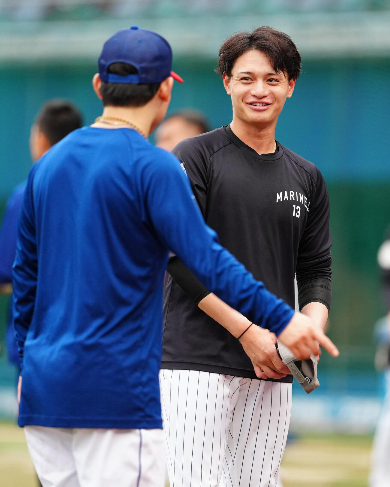 ロッテ対中日　中日村松開人（左）にあいさつするロッテ毛利海大（撮影・鈴木みどり）