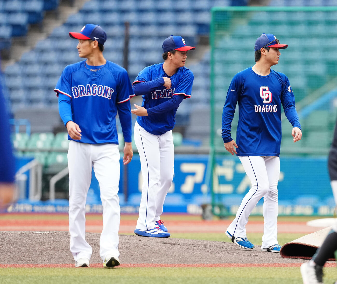 ロッテ対中日　マウンドの感触を確かめる中日桜井頼之介（中央）（撮影・鈴木みどり）