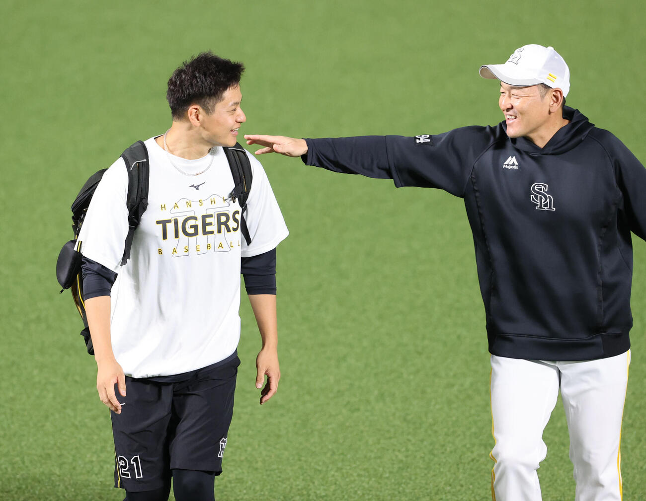 ソフトバンク対阪神　試合前、ソフトバンク倉野信次コーチにあいさつする阪神大竹耕太郎（左）（撮影・梅根麻紀）