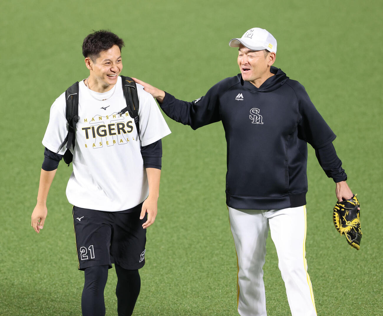 ソフトバンク対阪神　試合前、ソフトバンク倉野信次コーチにあいさつする阪神大竹耕太郎（左）（撮影・梅根麻紀）
