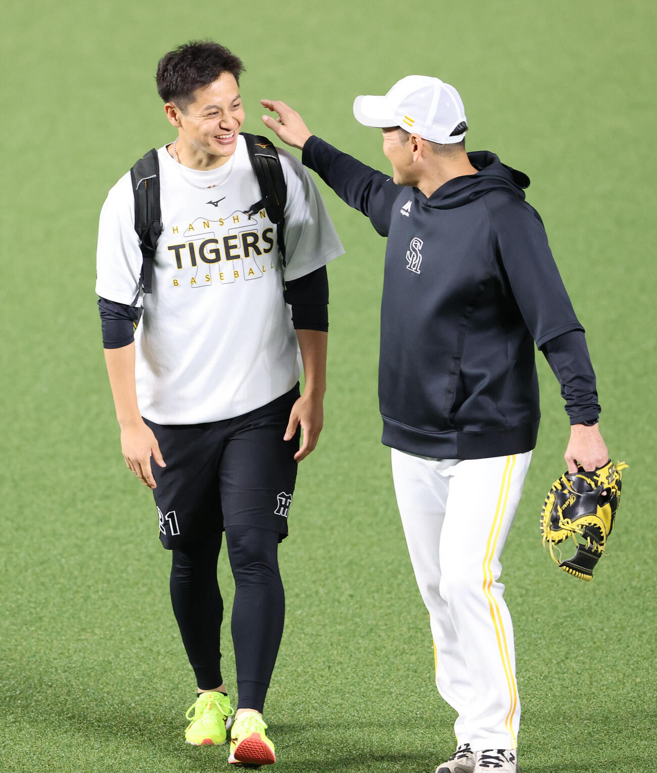 ソフトバンク対阪神　試合前、ソフトバンク倉野信次コーチにあいさつする阪神大竹耕太郎（左）（撮影・梅根麻紀）