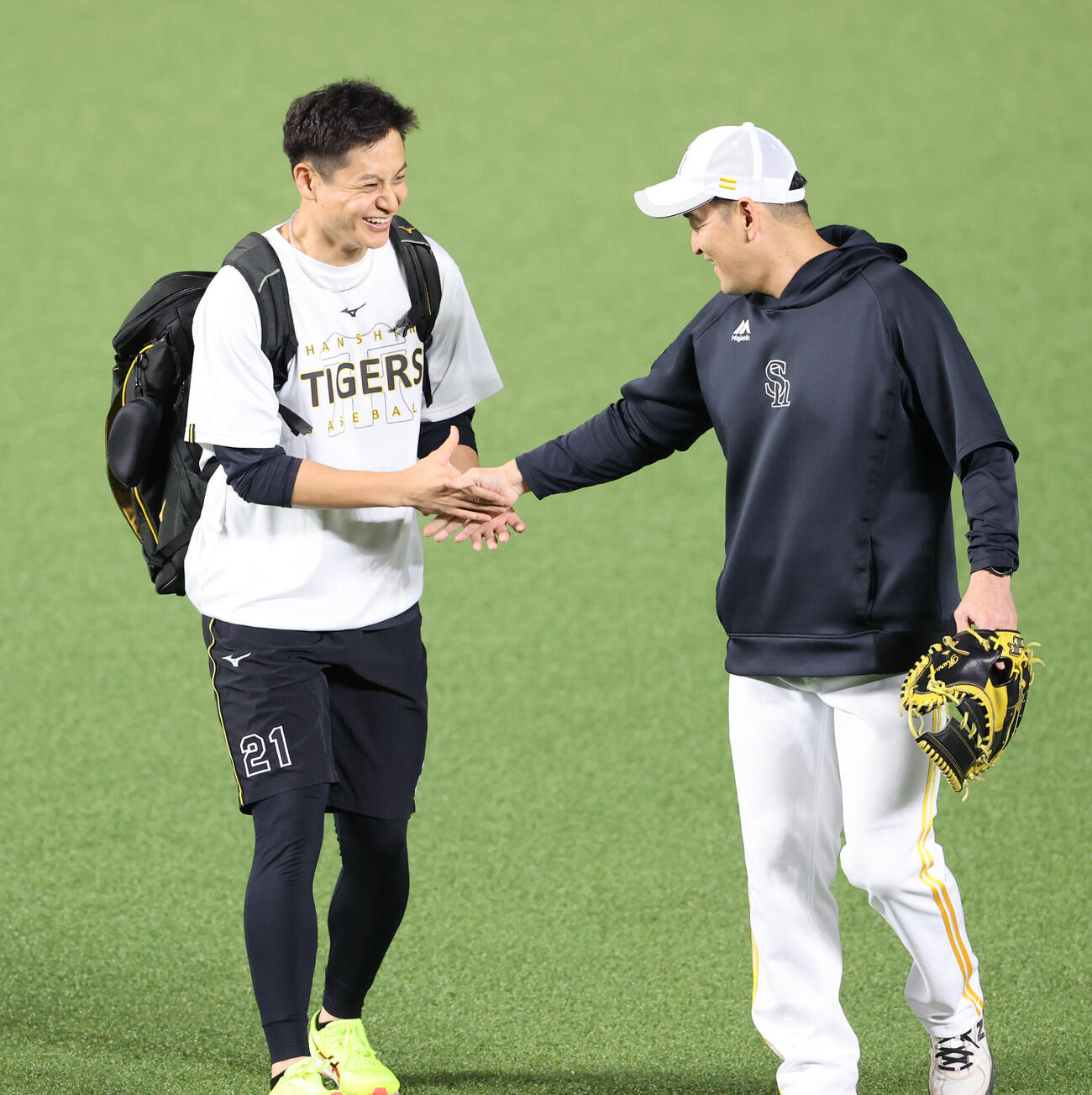 ソフトバンク対阪神　試合前、ソフトバンク倉野信次コーチにあいさつする阪神大竹耕太郎（左）（撮影・梅根麻紀）